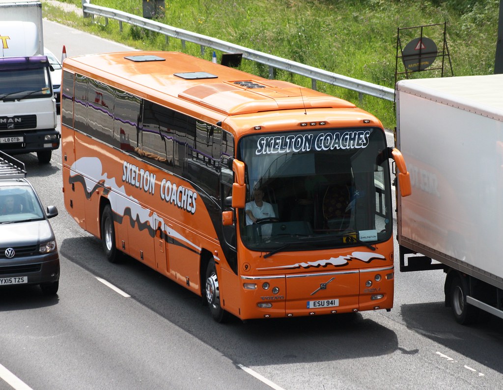 Skelton Coaches Skelton ESU941 on the M1 nr Sheffield Co… Flickr
