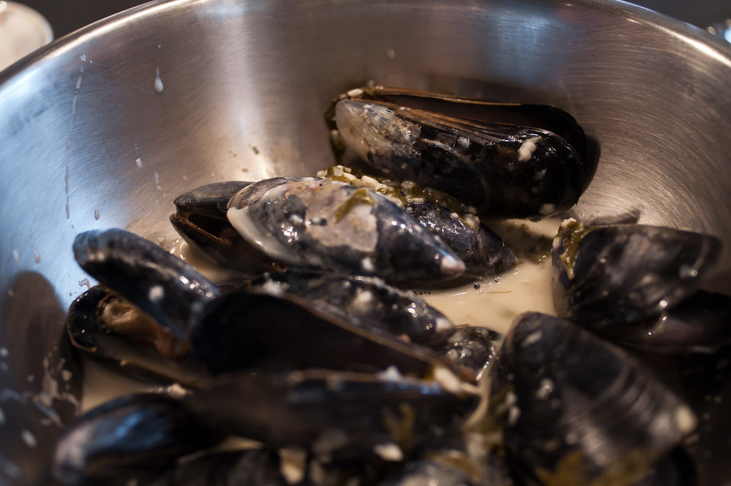 Mussel Mariniere A basic mussel dish with a very simple wh… Flickr