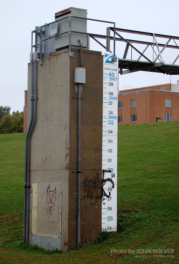 Fargo Flood Gauge, 11 Oct 2008 The flood gauge at Dike Eas… Flickr