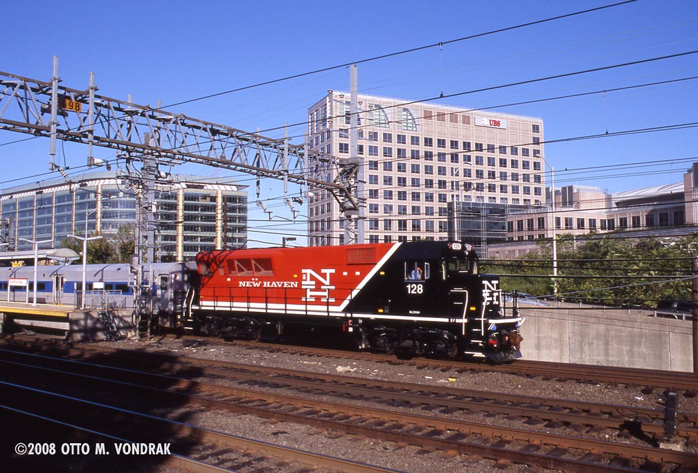CDOT 128 at Stamford, CT Train 1841, UBS building in the b… Flickr