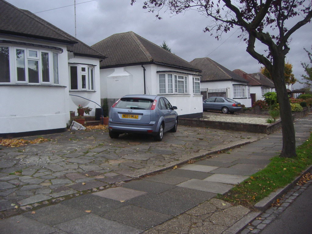 Donnington Rd These have an extra room at the side compare… Flickr