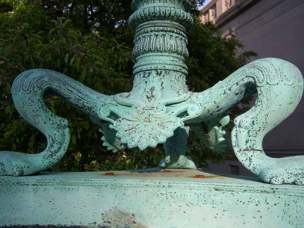 Lamp post at the Museum of Science and Industry jsutcℓiffe Flickr