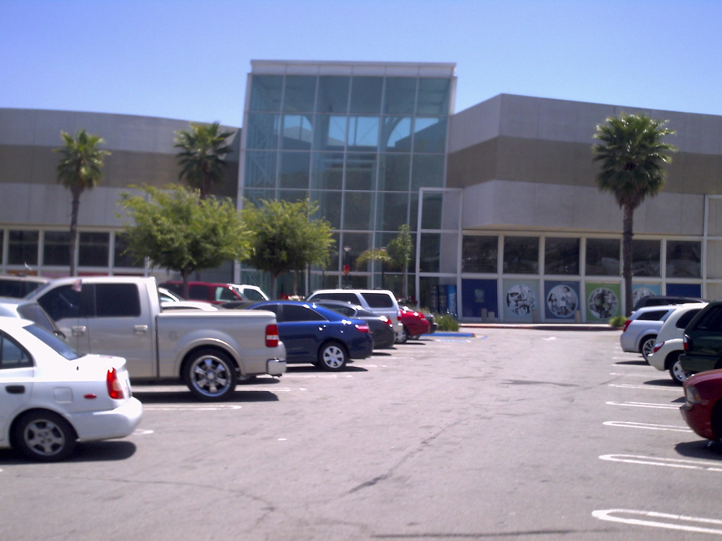 Closeup to the Limited Superplex Moreno Valley Mall at To… Flickr