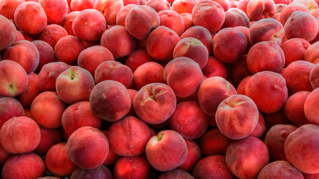 White Peaches Fresh, juicy, sweet ripe white peaches at th… Flickr
