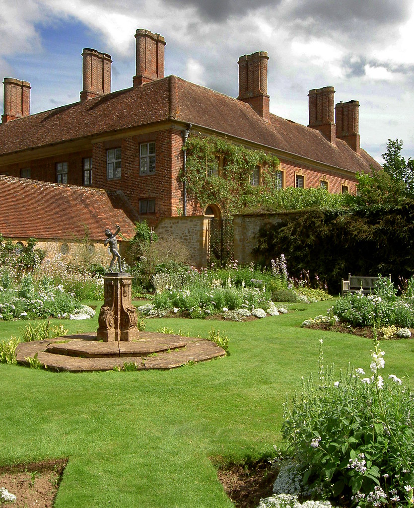 Barrington Court Barrington Court, a National Trust proper… Flickr