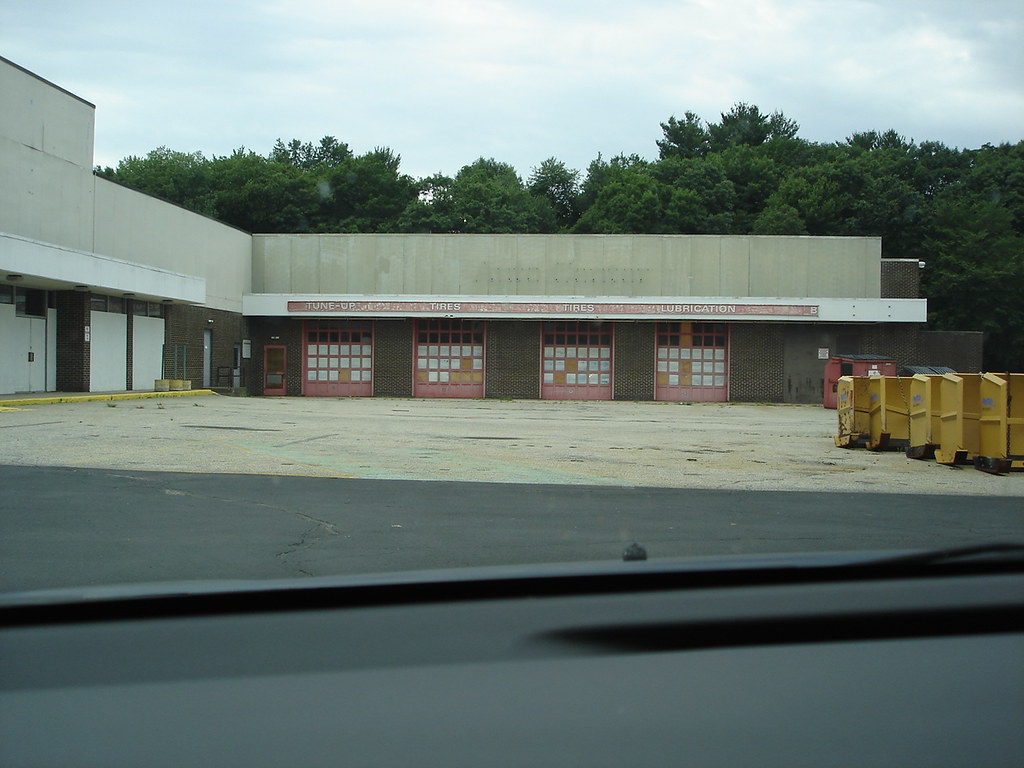 Montgomery Ward auto center Former Montgomery Ward auto ce… Flickr