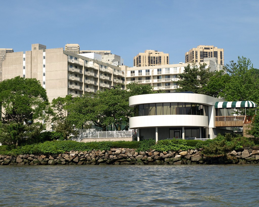 Admiral's Walk Condominium on the Hudson River, Edgewater,… Flickr