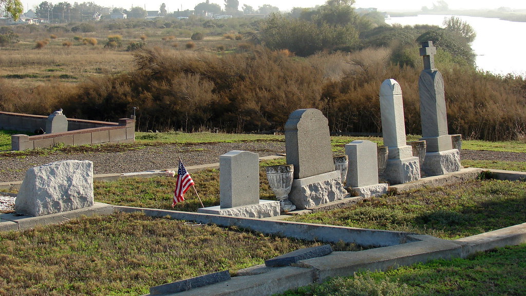 Collinsville Cemetery With the 'town' of Collinsville in t… Flickr