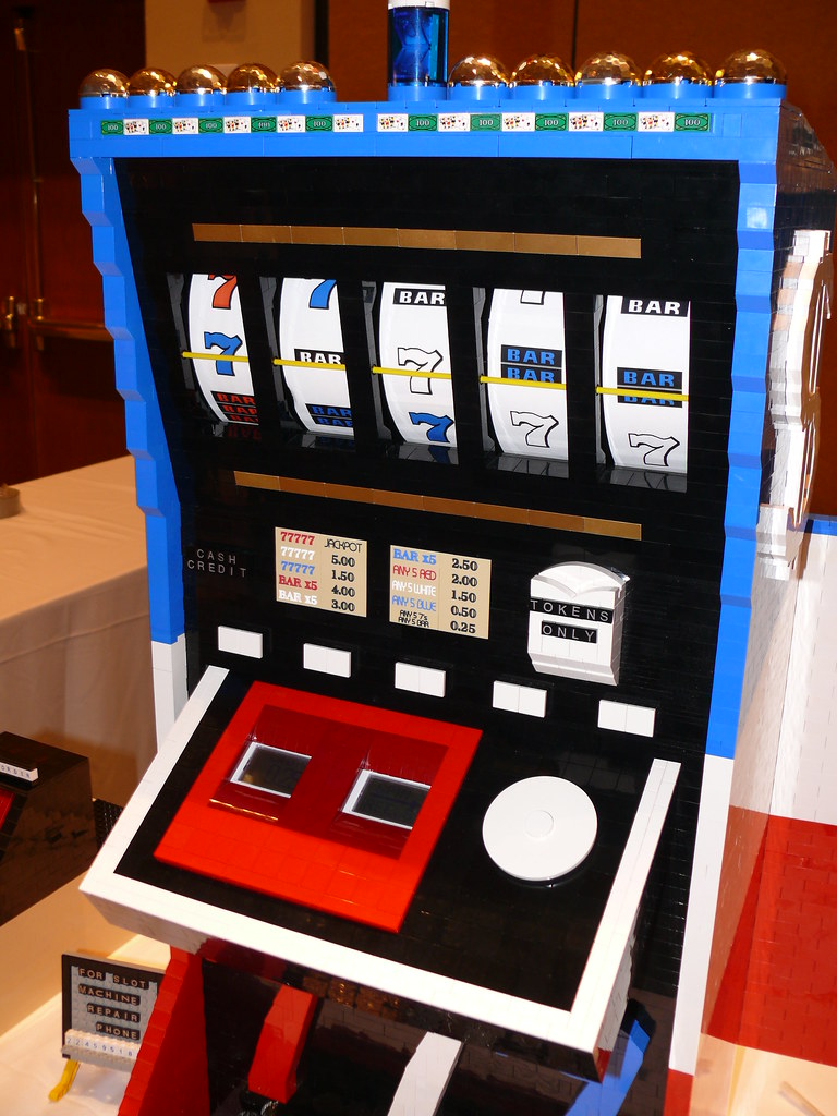 P1010249 Working slot machine made entirely from LEGO. Con… Flickr