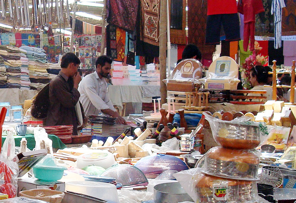 Sunday Bazar in Karachi Traders displaying their wares in … Flickr