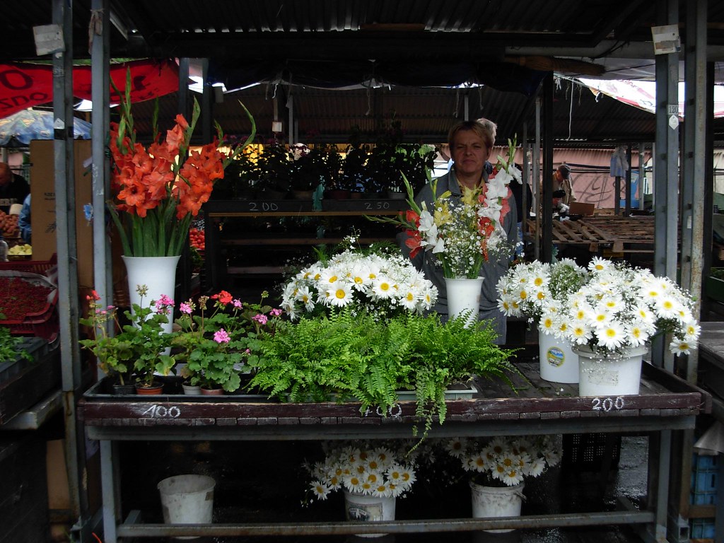 DSCN9580 Flower stand at the market. YuenPing aka YP Flickr