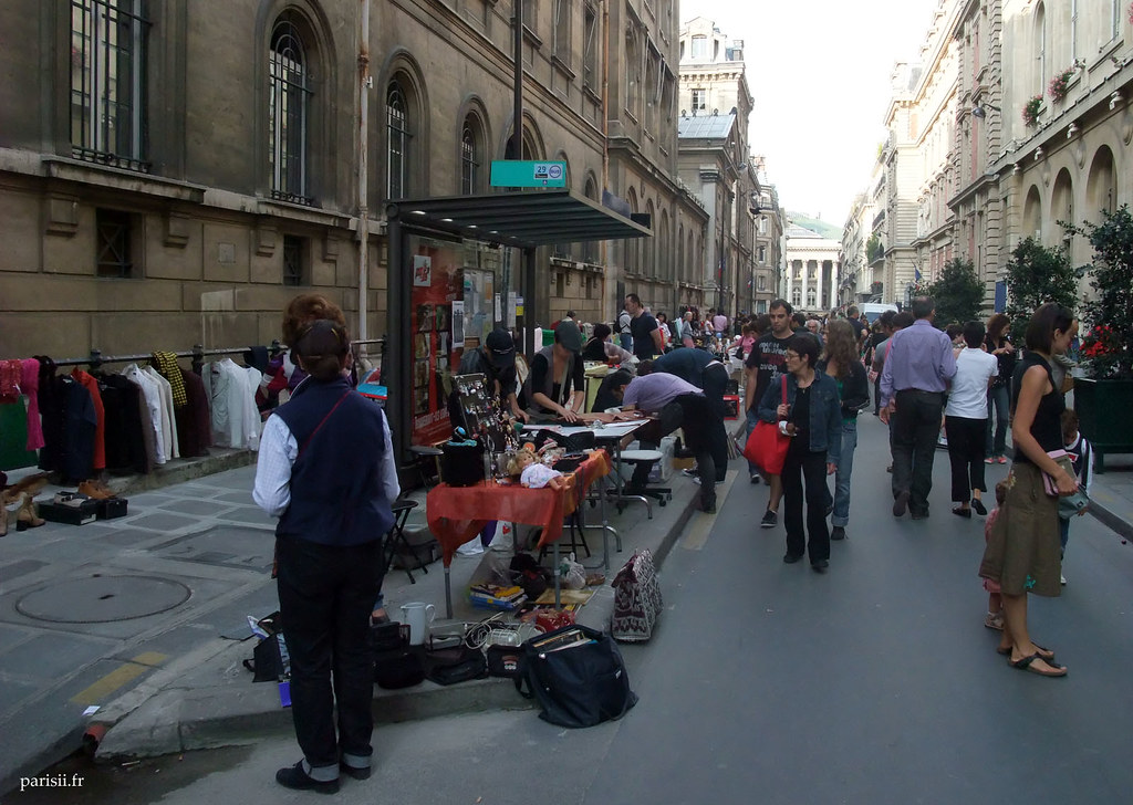 Vide grenier à Paris Vide greniers rue de la Banque, à Par… Jori