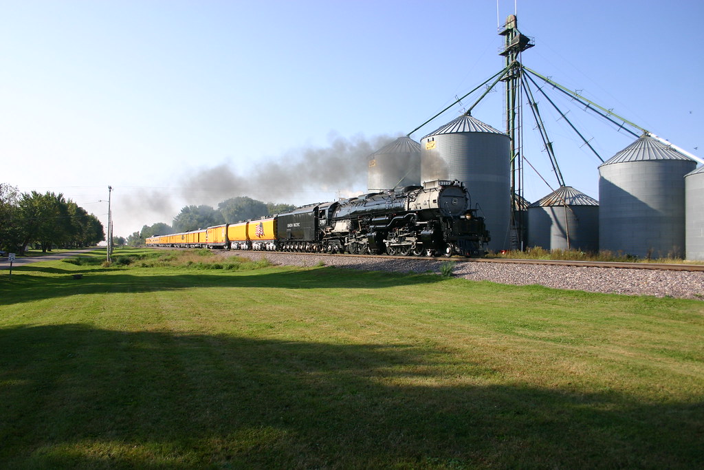 UP 3985 at Kensett UP 3985 rolls past the grain bins at Ke… Flickr