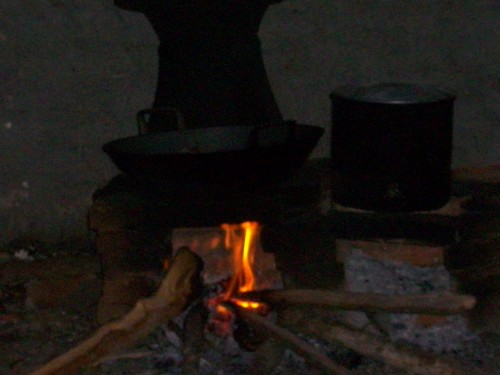 tungku api Harga BBM membumbung tinggi, kayu bakar tetap kâ€¦ Flickr