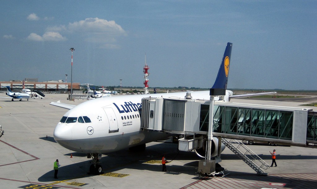 Venice Airport (VCE) Lufthansa Airbus 300600 to FRA (Fr… Flickr