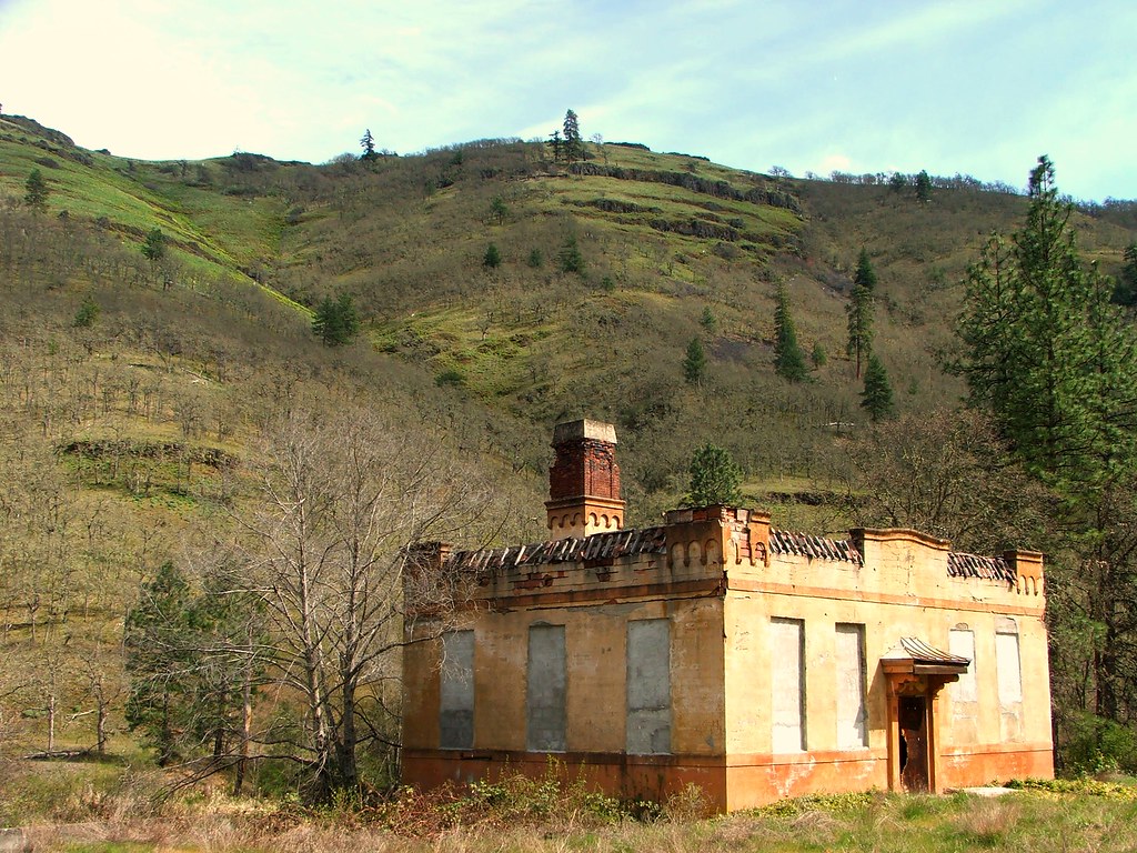 Near Kilckitat Ruins of the Klickitat Mineral Springs Bott… Flickr