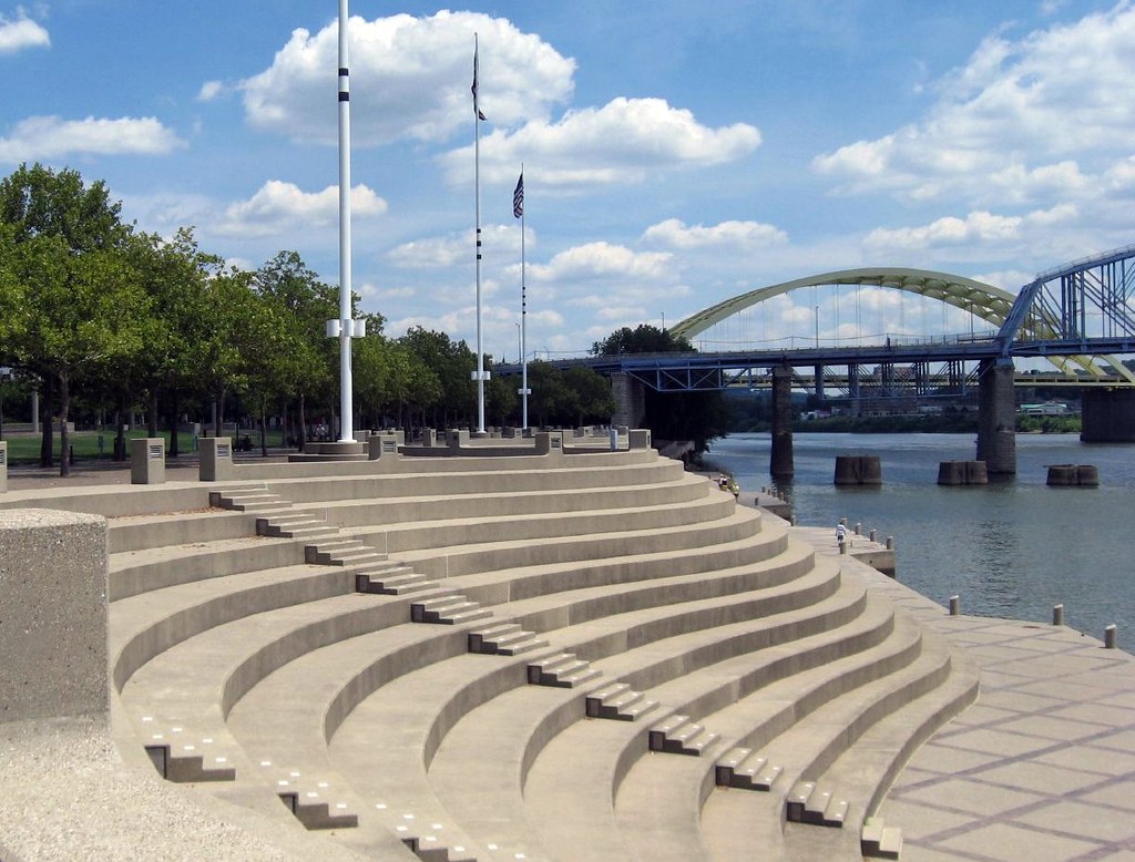 Serpentine Wall The Serpentine Wall is a contoured wall of… Flickr