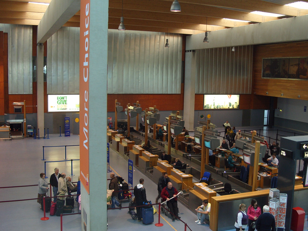 Shannon Check In The Ryanair and Aer Lingus desks at Shann… Flickr