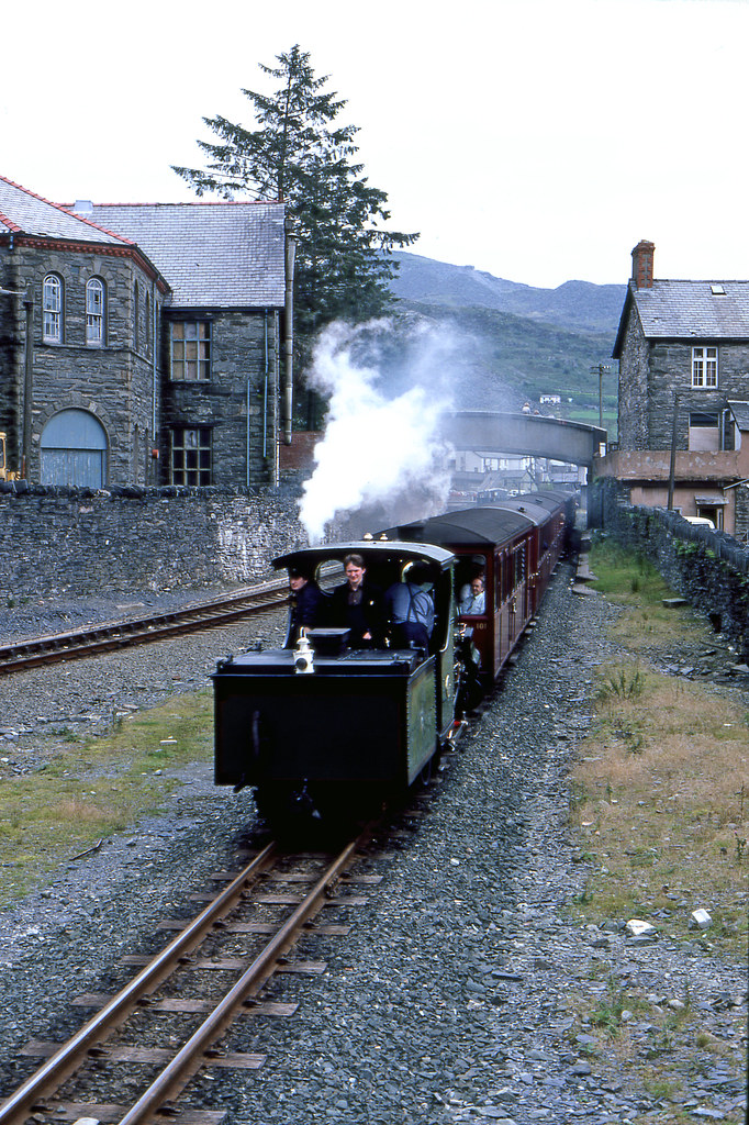 Blaenau Ffestiniog Narrow gauge train leaving Blaenau Ffes… Flickr