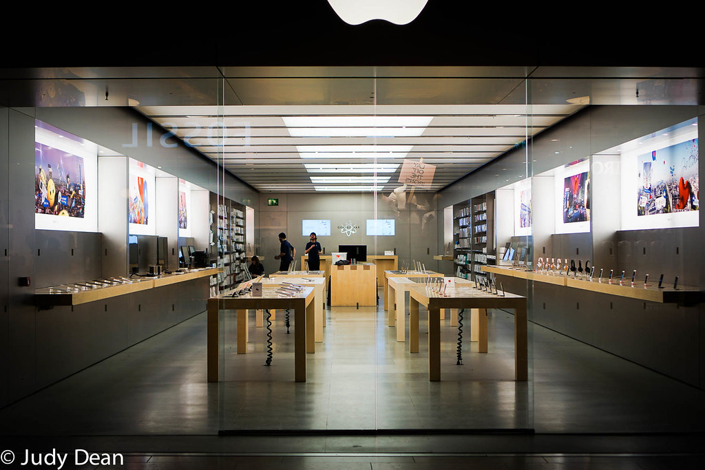 The Apple Store, Cambridge Just after closing time other… Flickr
