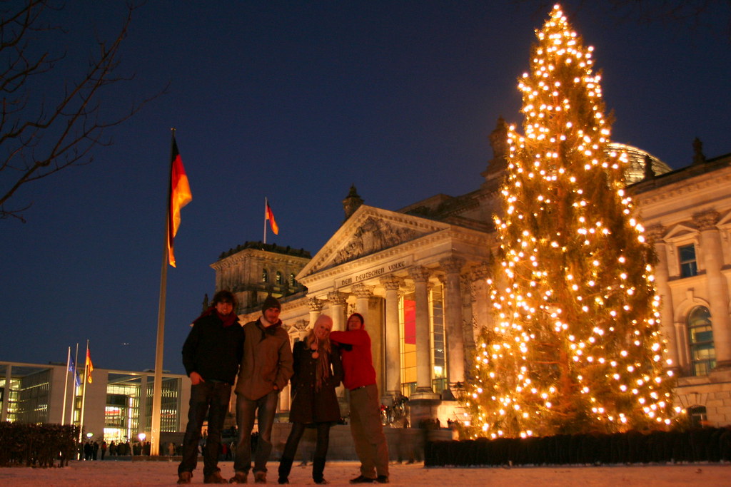Four friends and a big christmas tree, in Berlin photo und… Flickr
