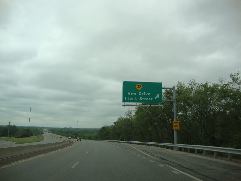 DSC08813 K7 South at K32/Kaw Drive/Front Street Eric Stuve Flickr
