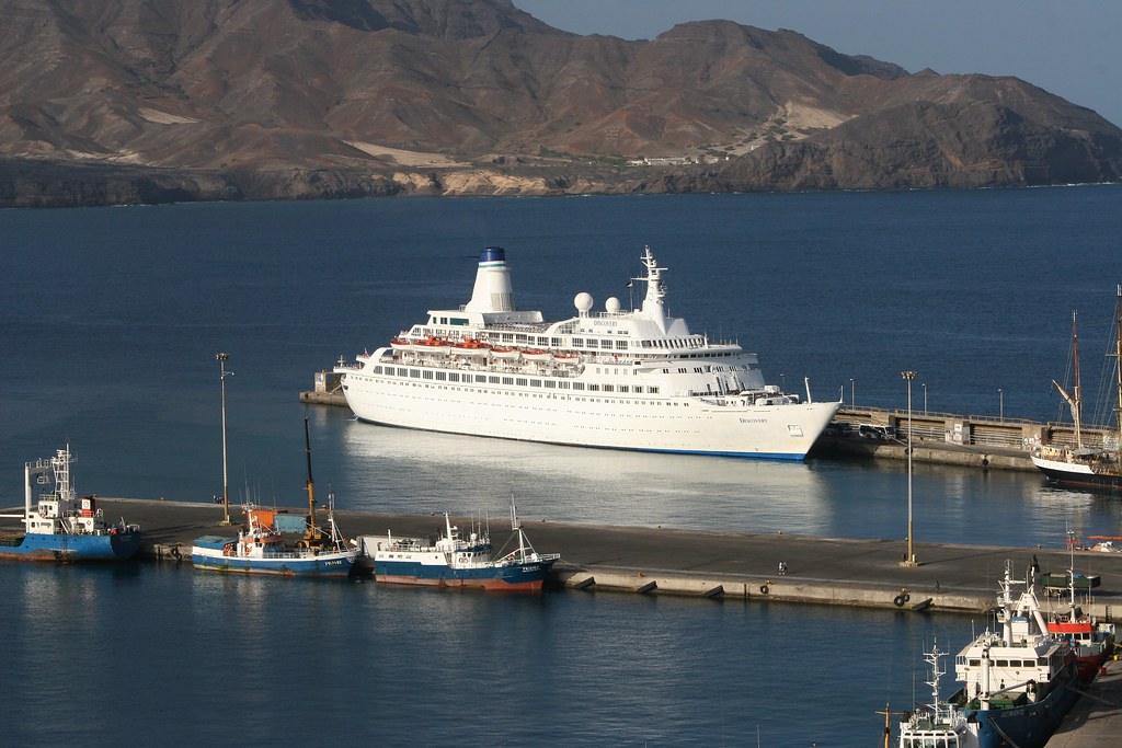Discovery at Cape Verde The cruise ship "mv Discovery" in … Flickr