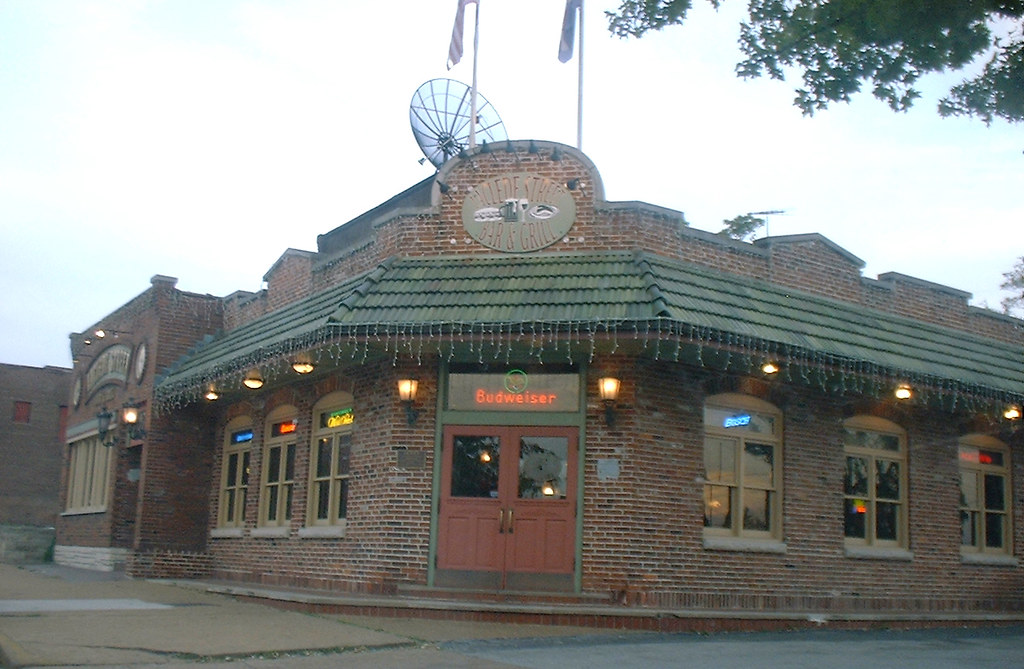 Laclede Street Bar & Grill across from St. Louis Universit… Flickr