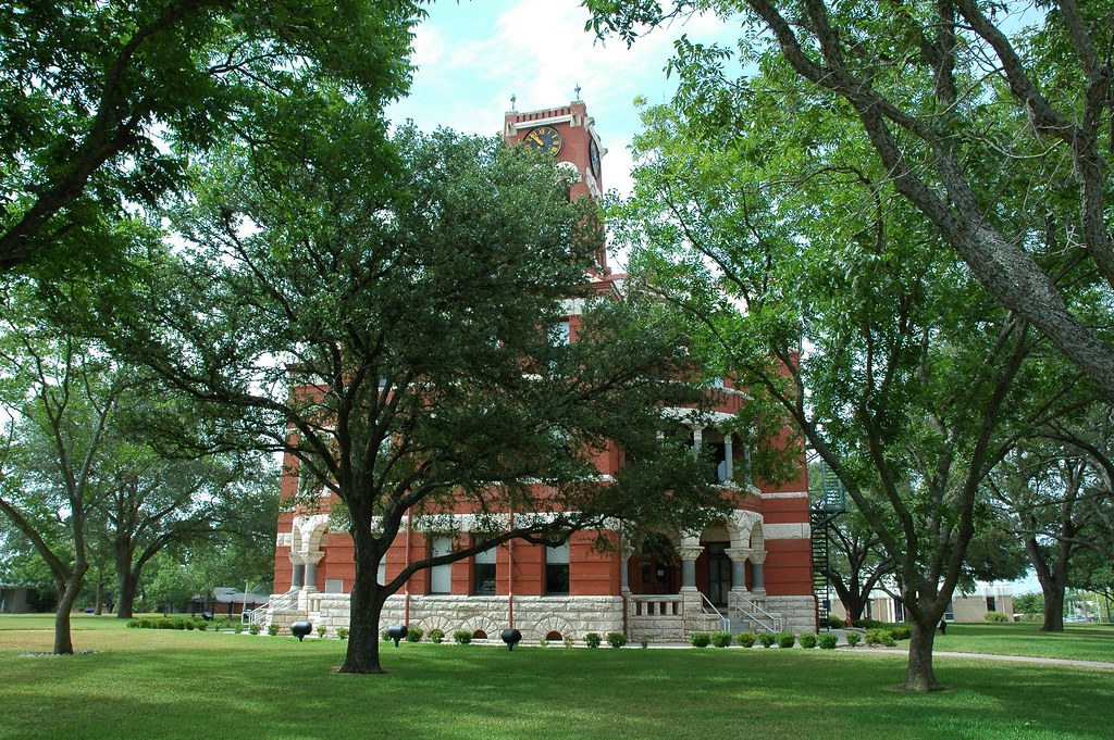 Lee County Courthouse The Lee County Courthouse in Gidding… Flickr