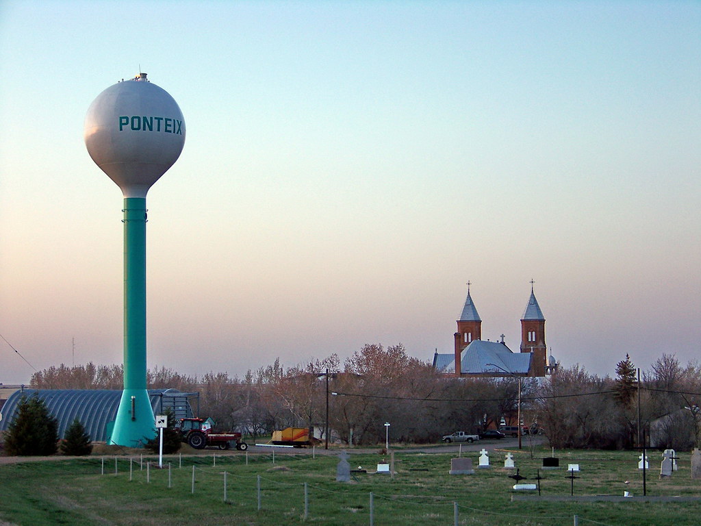 SK10d189 Ponteix Water Tower and Church, SK 2010 Water tow… Flickr