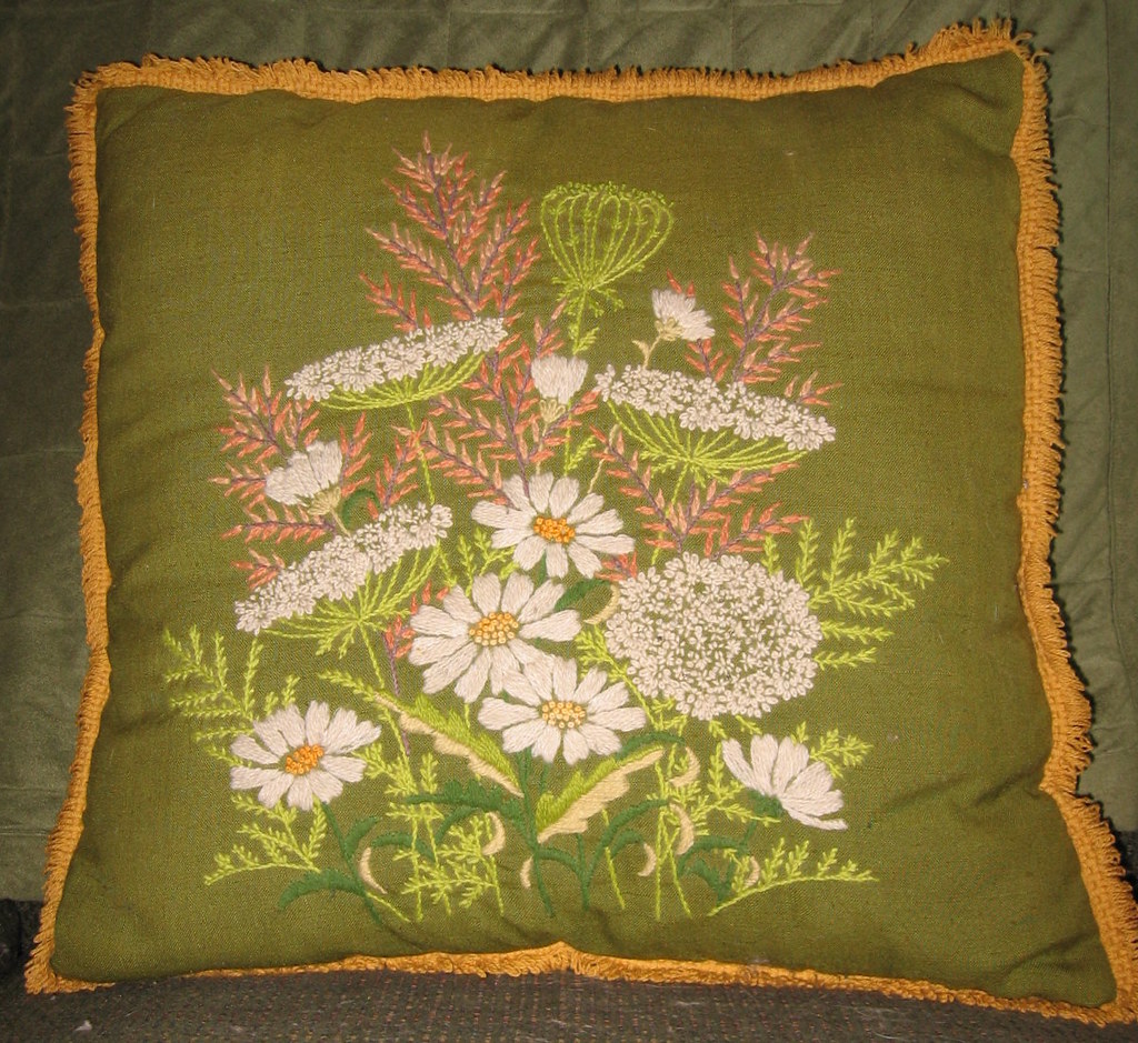 QUEEN ANNE'S LACE PILLOW..... Daucus carota and Daisies … Flickr