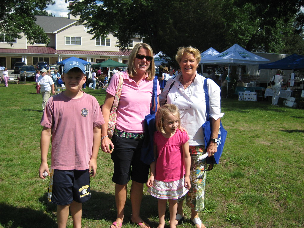 IMG_0739 Family shoppers, simsbury farmers market, june 19… Flickr