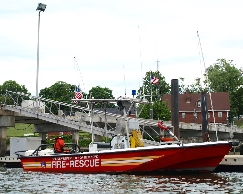 FDNY Marine 4 Fire Rescue Boat, Fort Totten, Queens, New Y… Flickr