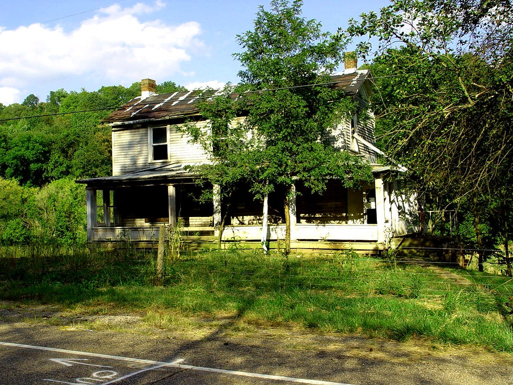 Empty, and fenced in This old house sits along U… Flickr