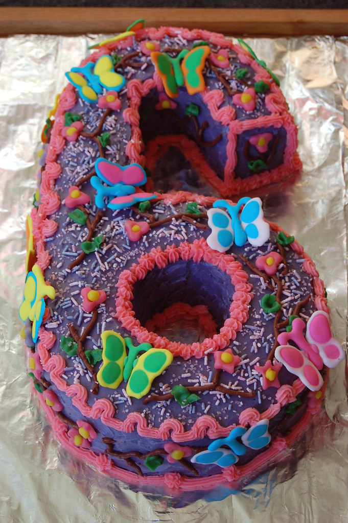 Cake angka 6 Oya bungabunganya aku pake marzipan. Trus ca… Flickr