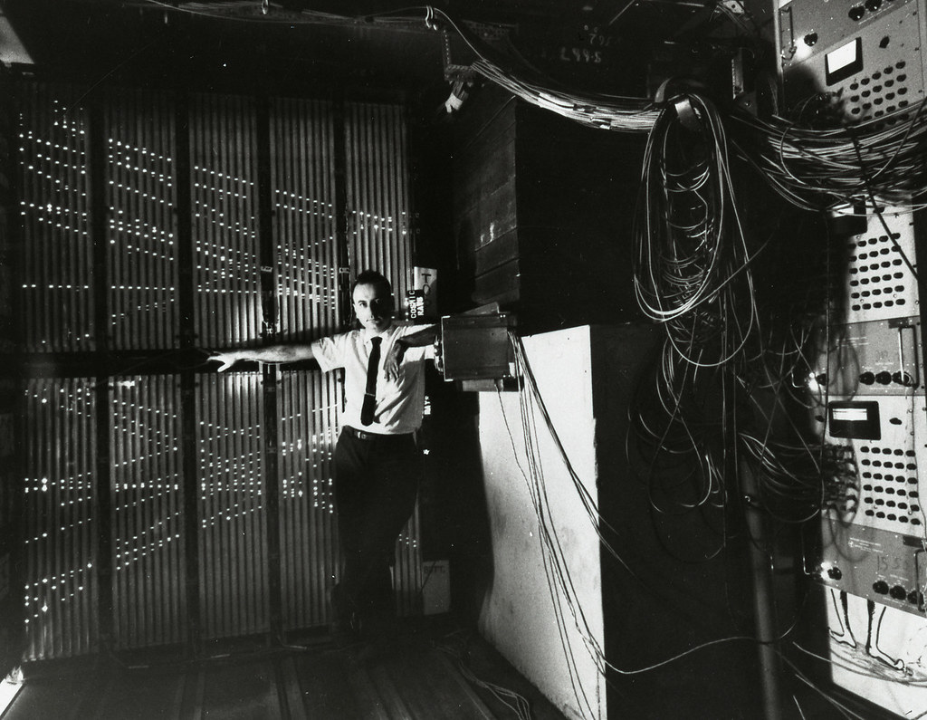 Melvin Schwartz Melvin Schwartz with a spark chamber used … Flickr