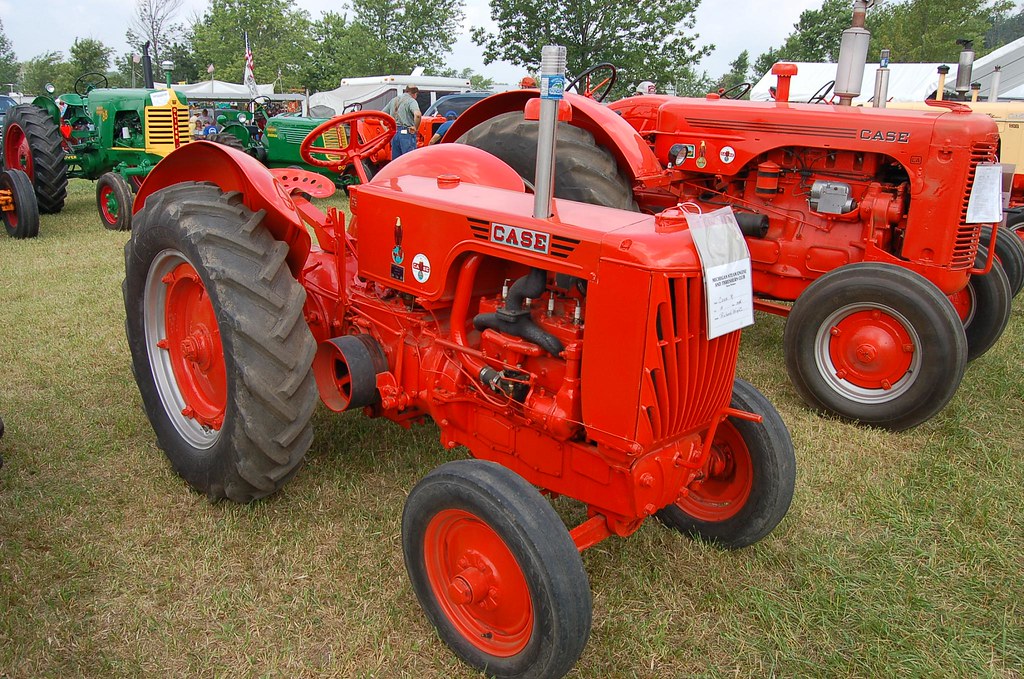 Case tractors an LA and a 1946. 2008 111 N Taken at the… Flickr