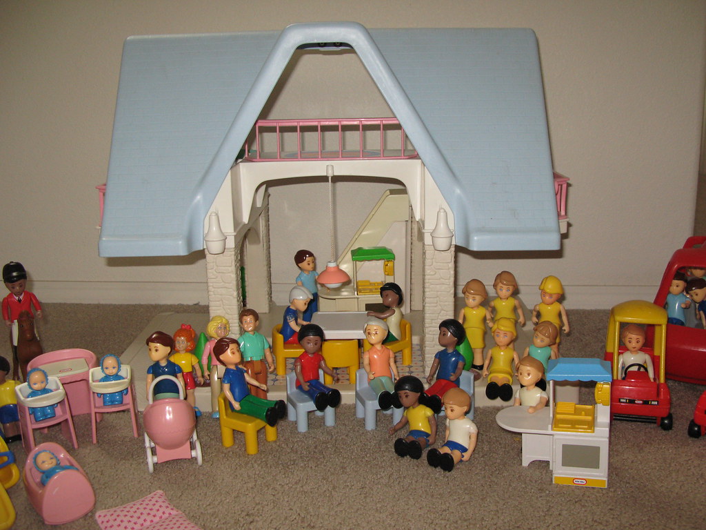 Little Tikes (Tykes) doll house, furniture, people, and ho… Flickr