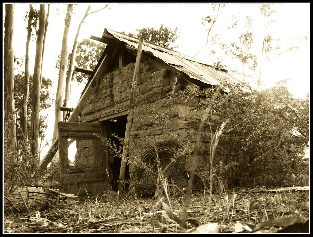 Mudbrick Hut 3 More mudbrick in Castlemaine, Victoria. Vie… Flickr