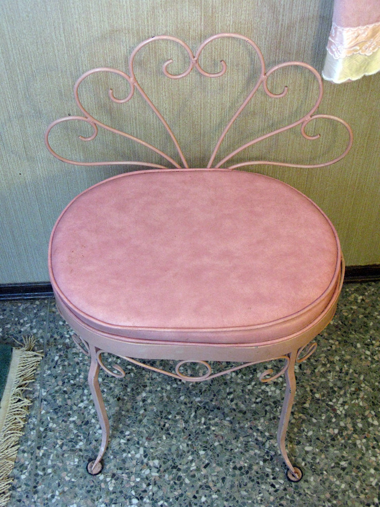 pink vanity stool made in tsawwassen. snapawayoungman Flickr