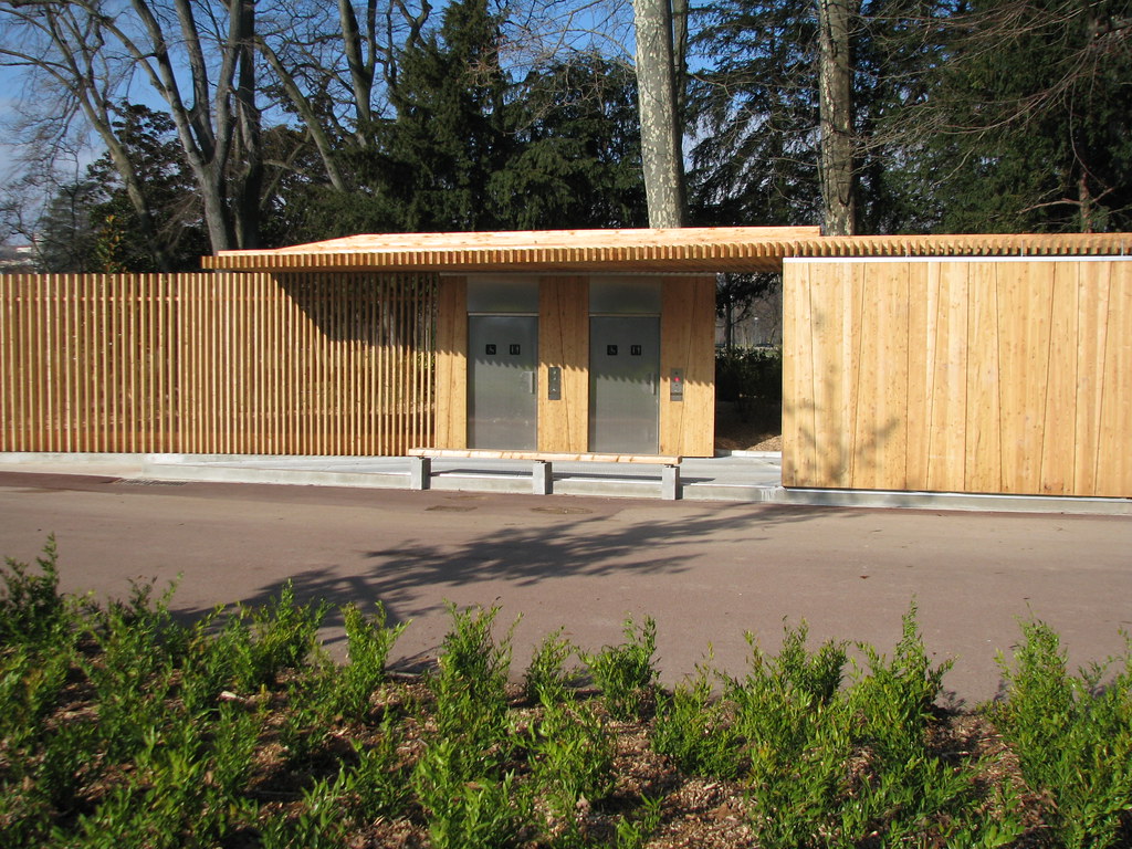 Toilettes Toilettes automatiques gratuites dans le parc. P… Flickr