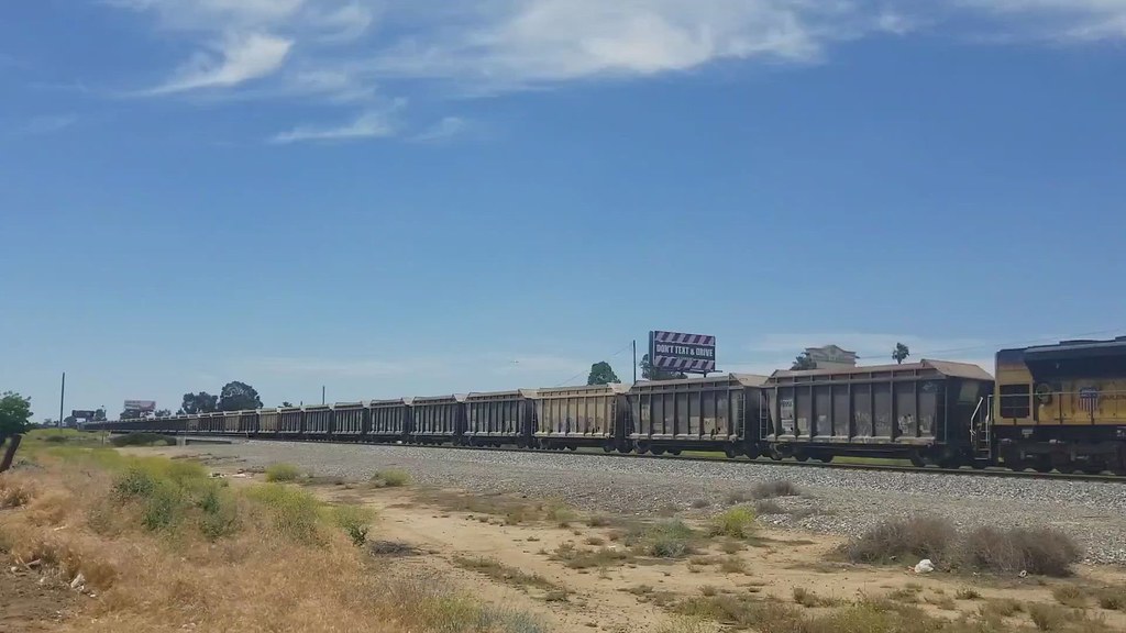 KC135 tanker and the Robertson Quarry rock train, flying … Flickr