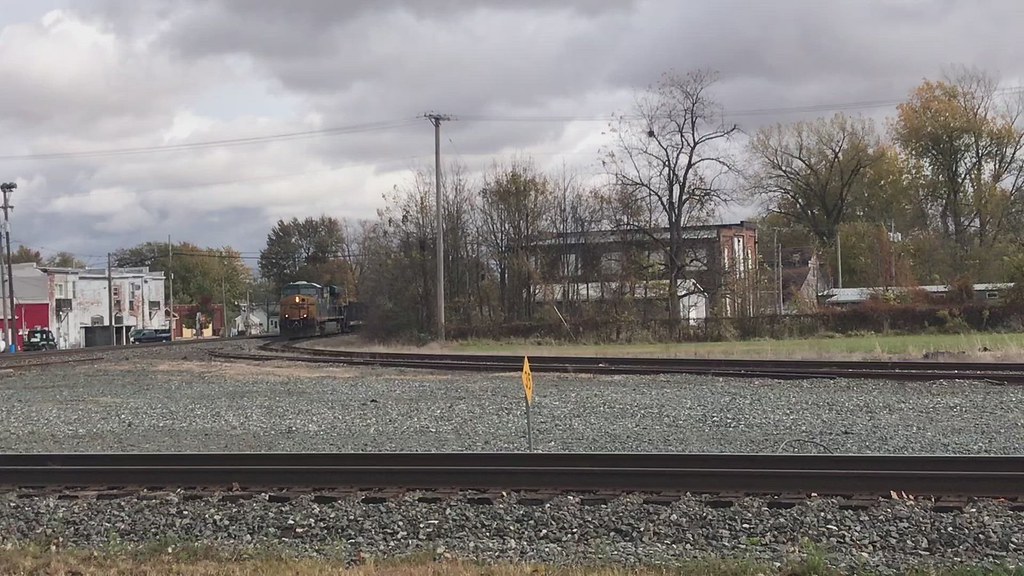 Deshler, OH CSX 5201 (ES40DC) comes off the main to head s… Flickr