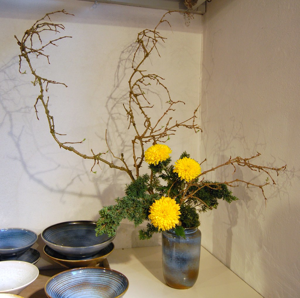 Ikebana 'Yellow suns' Ikebana by Riet MetselaarNijhuis fr… Flickr