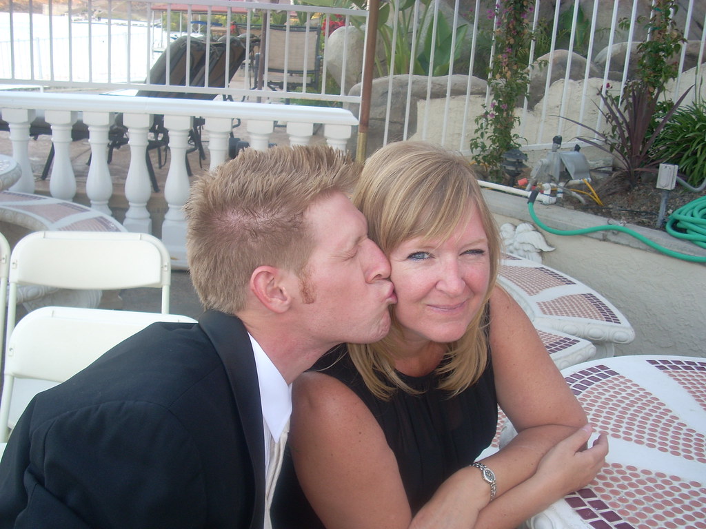 Aw.... kissy kissy smooch smoochy.! Amanda Mills Flickr