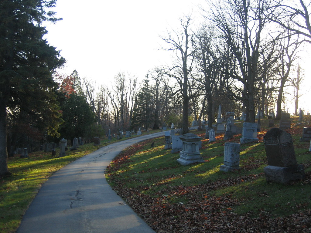 slant Forest Hill Cemetery, Duluth, MN. heidi bakkhansen Flickr