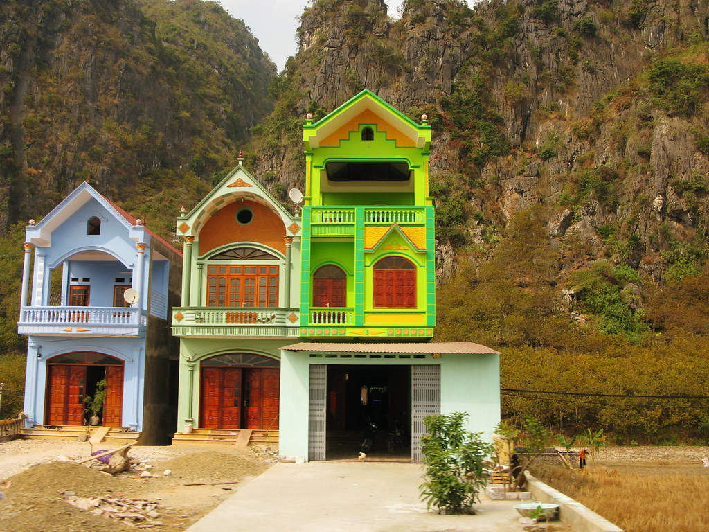 Vietnamese Houses Taken from a moving bus in Northern Viet… Flickr