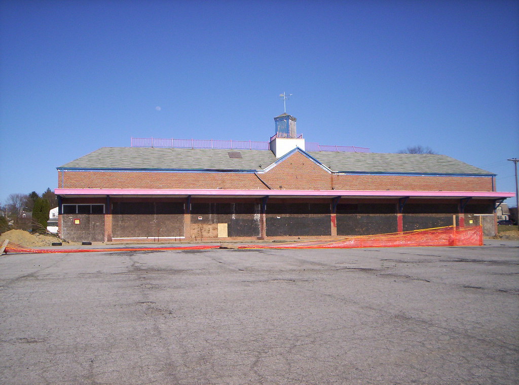 A&P/ Thriftway/ Shurfine Square, PA 221 S. Mill … Flickr