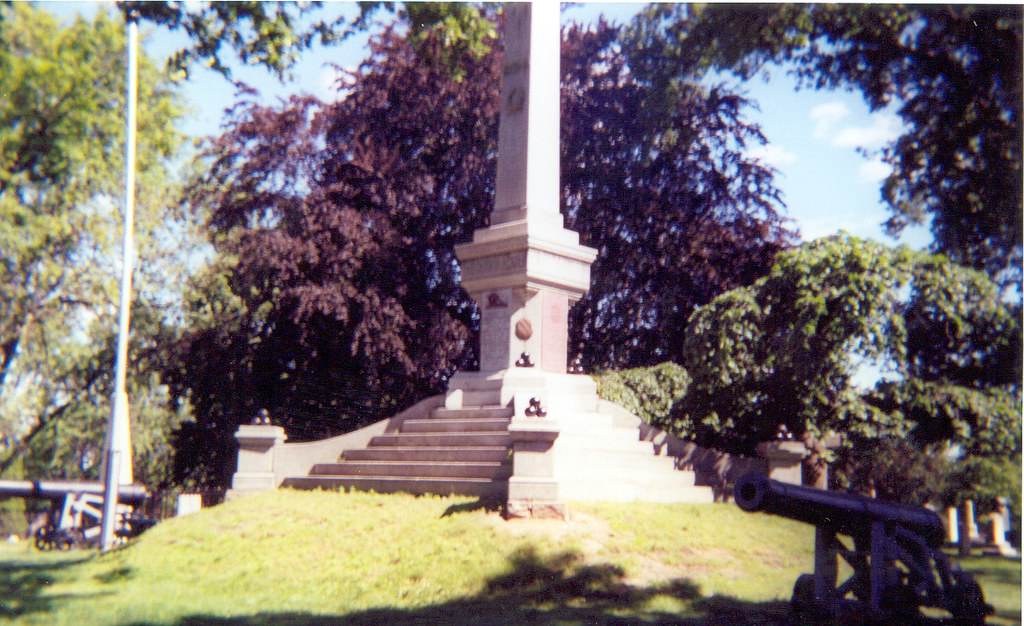 Lundy's Lane Battle Monument Flanked by two cannon, the Lu… Flickr