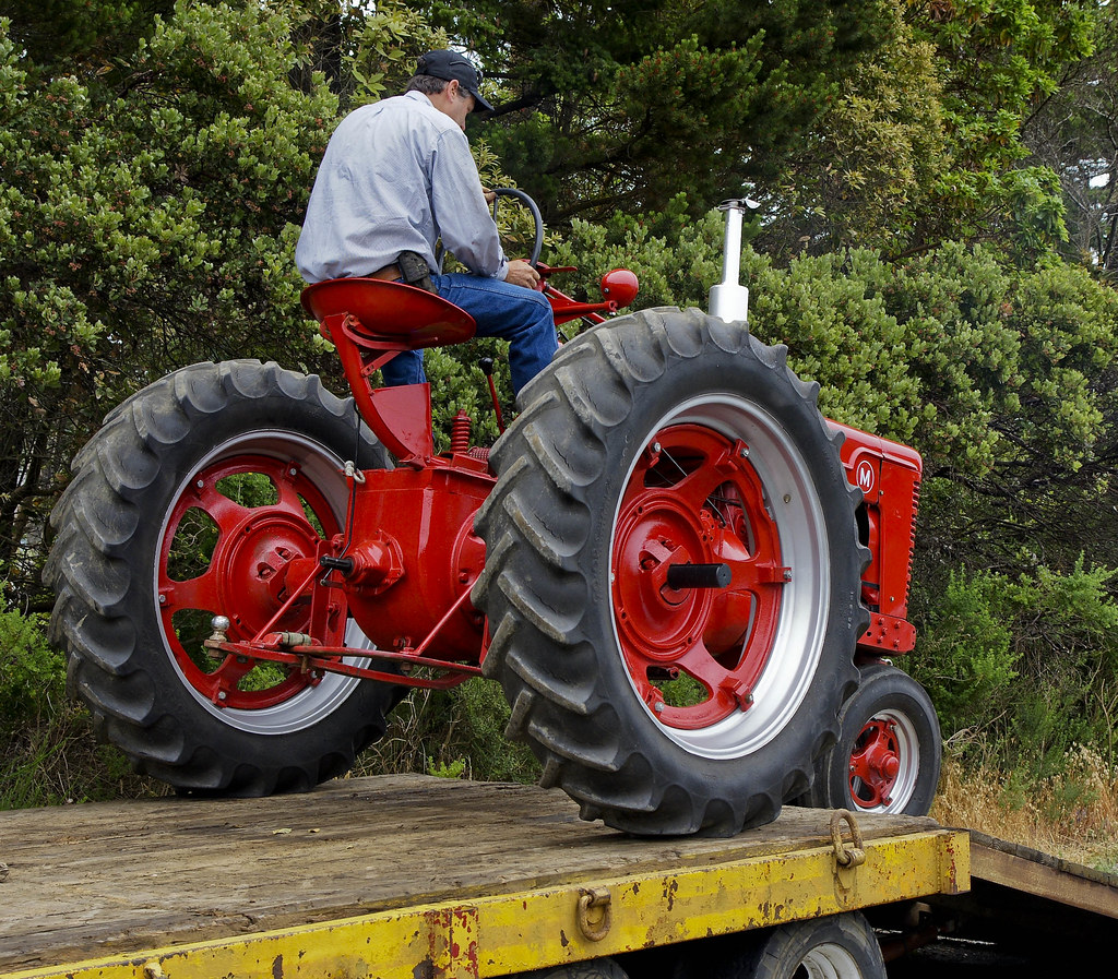 1946FarmAllMmodelDSC00308 Unloading a Farmall farm tr… Flickr